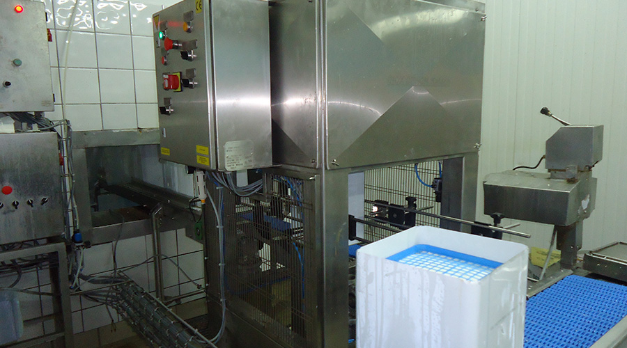 OPENING MACHINE FOR CHEESE CONTAINERS