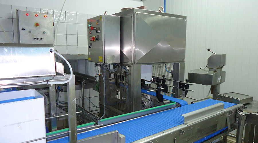 OPENING MACHINE FOR CHEESE CONTAINERS