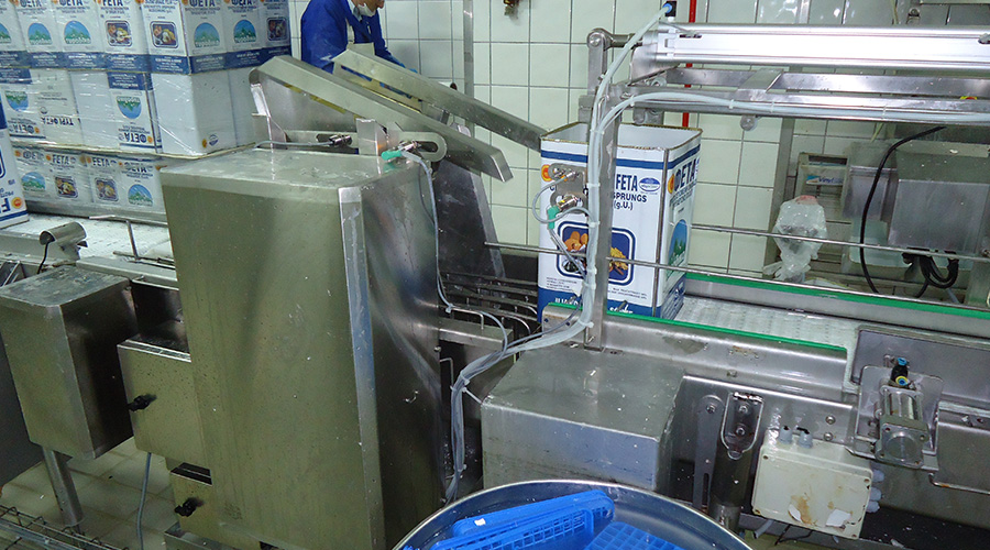TURNING MACHINE FOR FETA CHEESE CONTAINERS